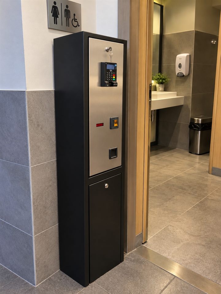 Colonnina automatica Daicon con POS contactless e gettoniera all'ingresso dei servizi igienici a pagamento
