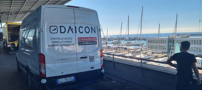 Furgone dei tecnici Daicon con la scritta controllo accessi, tornelli e varchi