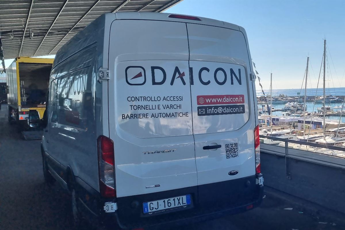 Furgone dell'assistenza tecnica Daicon parcheggiato in un porto turistico