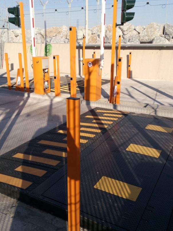 Varco carraio con road blocker e dissuasori in un impianto industriale a Piombino