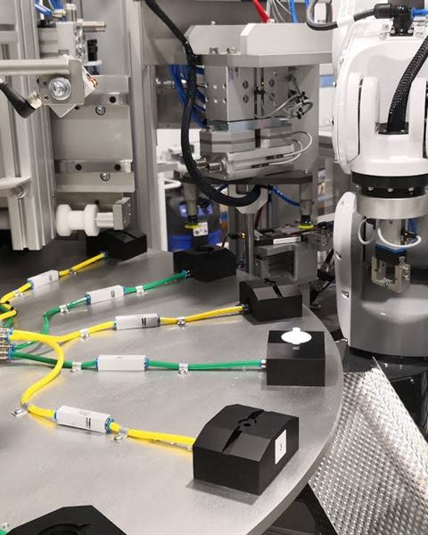 Linea di produzione automatizzata con robot industriale