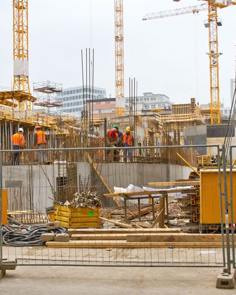 Cantiere edile con gru e recinzioni