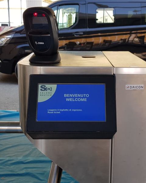 Tornello con lettore di QR code all'ingresso di una fiera