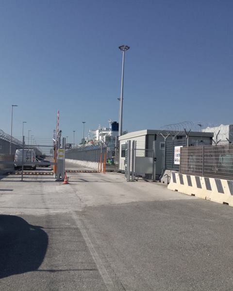 Varco carraio con dissuasori presso un'infrastruttura energetica