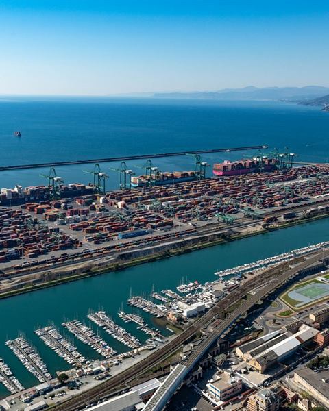 Veduta aerea di un porto commerciale