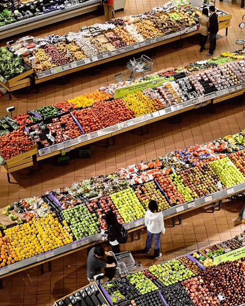 Reparto ortofrutta di un supermercato visto dall'alto