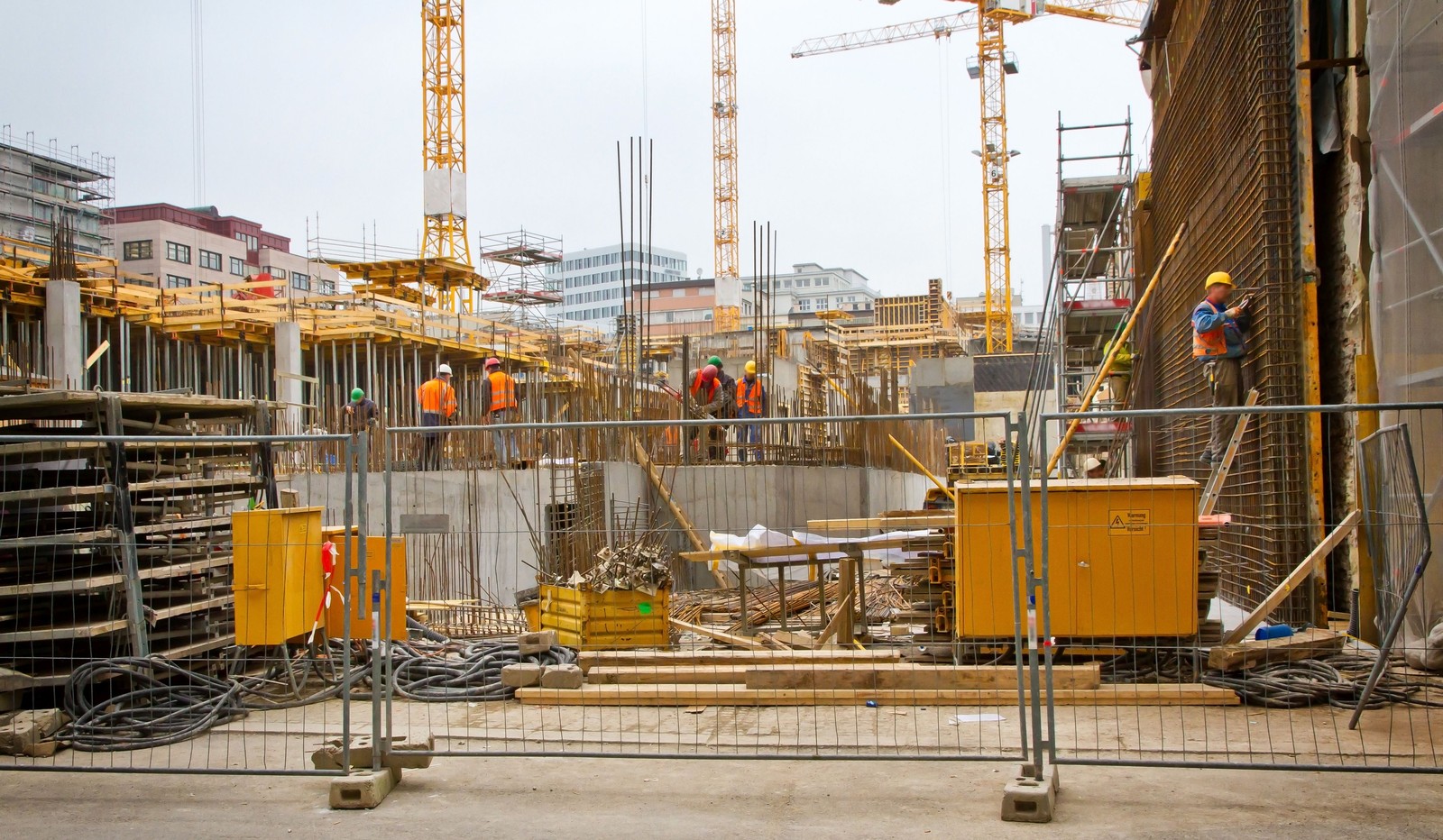 Cantiere edile con gru e operai al lavoro