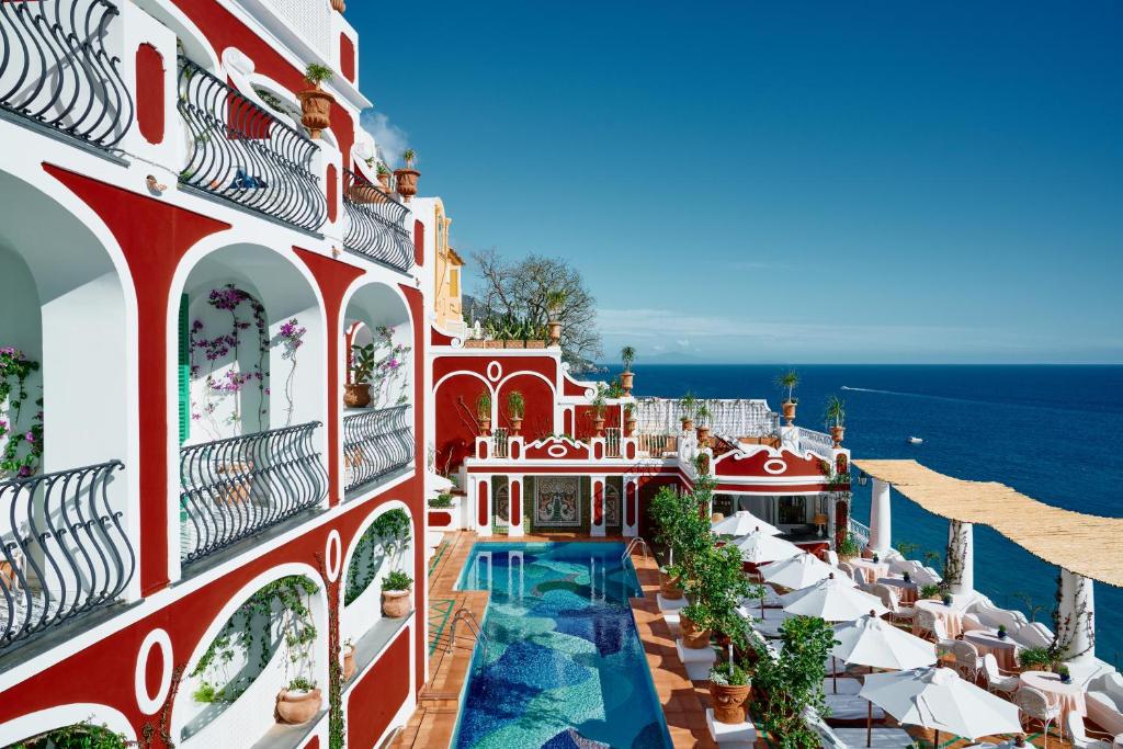 Terrazza panoramica di una struttura ricettiva turistica vista mare