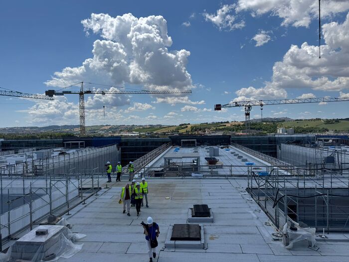 Infrastruttura strategica in costruzione con operatori in sicurezza