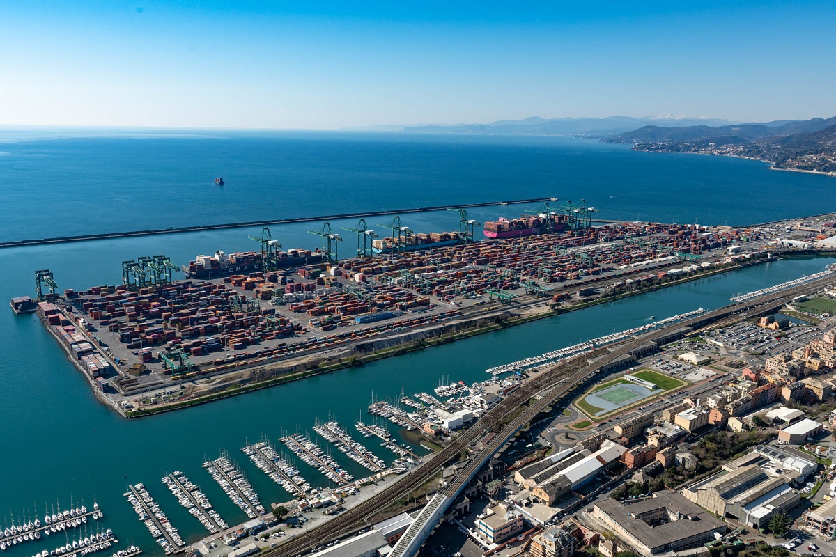 Vista aerea di un porto commerciale con banchine e area nautica